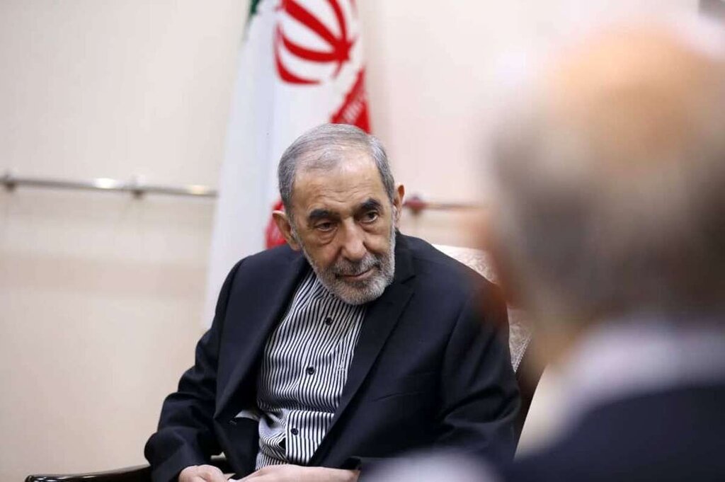 ترخیص دکتر ولایتی از بیمارستان پس از بهبودی نسبی از کرونا