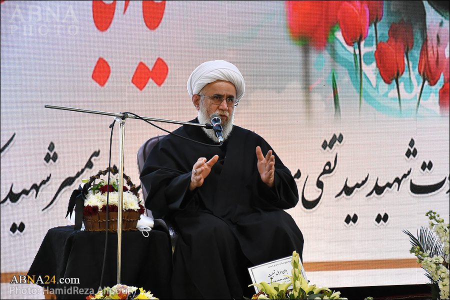 Ayatollah Ramazani : Pour les martyrs, le champ de bataille était un champ d'auto-purification / Idéal de résistance de tous les prophètes divins