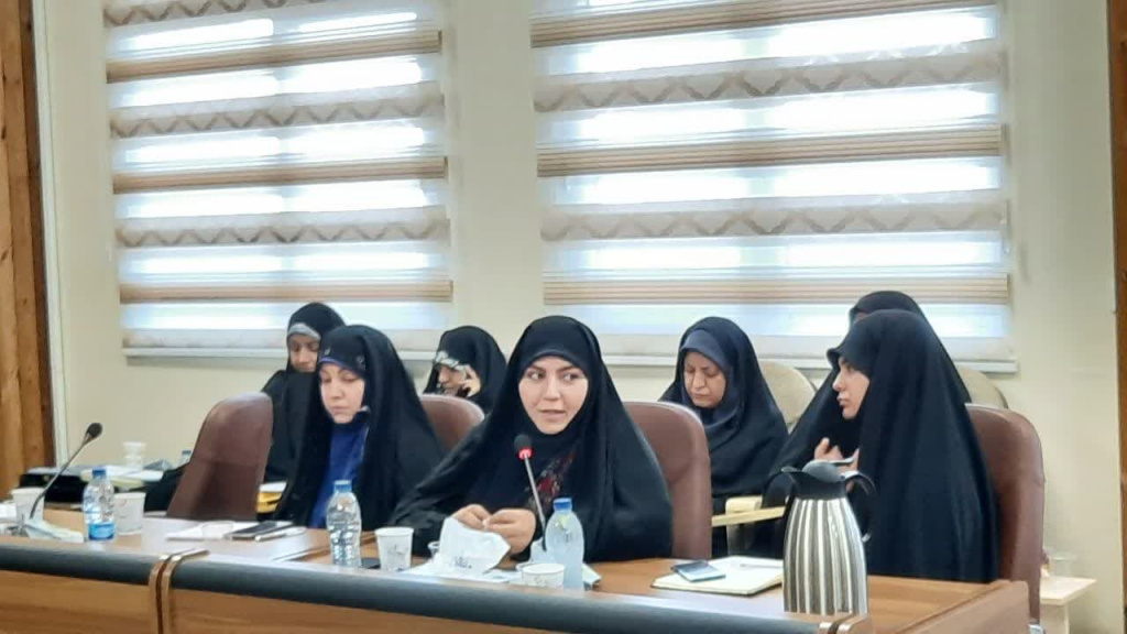 بانوی آذربایجانی: زن مسلمان اگر حجاب نداشته باشد متحول نمی‌شود