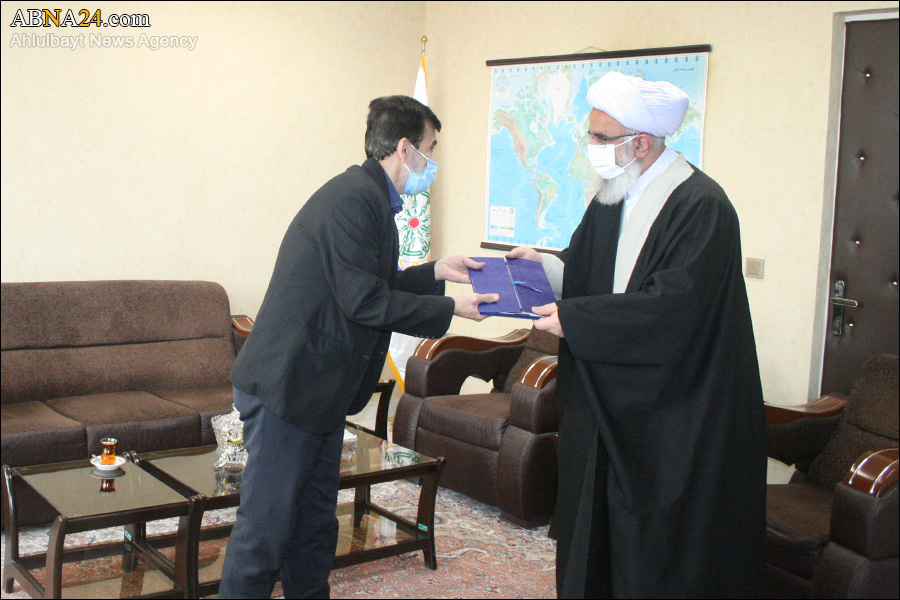 Photos: In commemoration of Veteran’s Day, Ayatollah Ramazani met with one of the proud veterans of the Iran-Iraq war